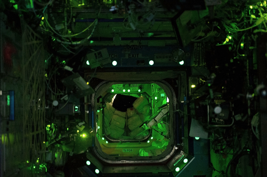 La Station spatiale internationale lorsque ses astronautes dorment. Mais ça continue de fonctionner © NASA / ESA
