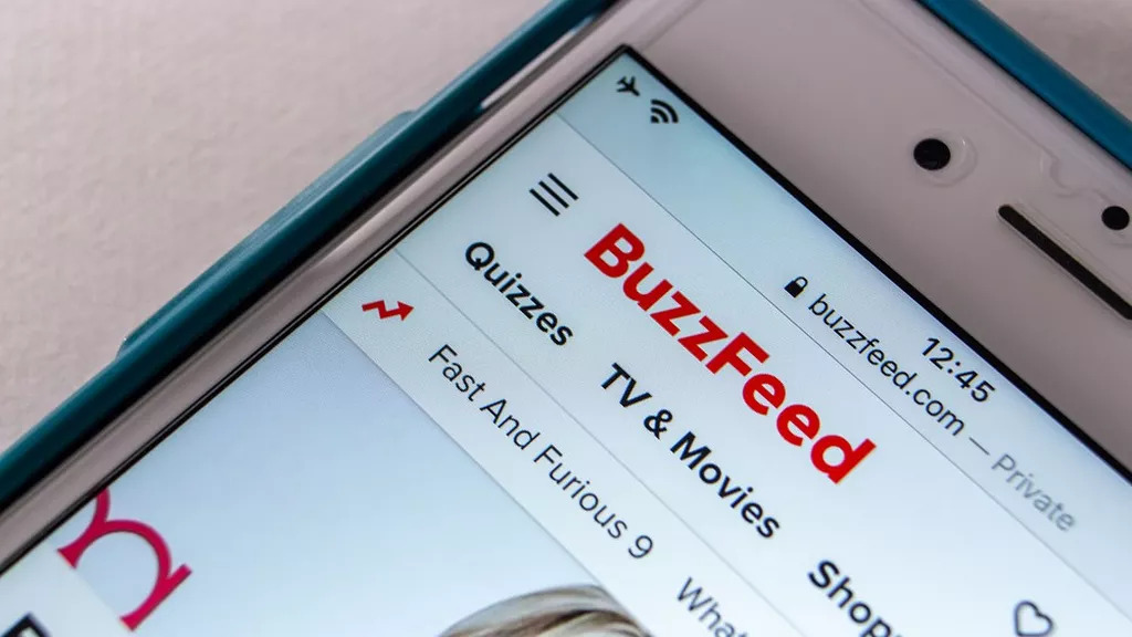 Après avoir remplacé ses auteurs par des IA, l'action de BuzzFeed s'effondre