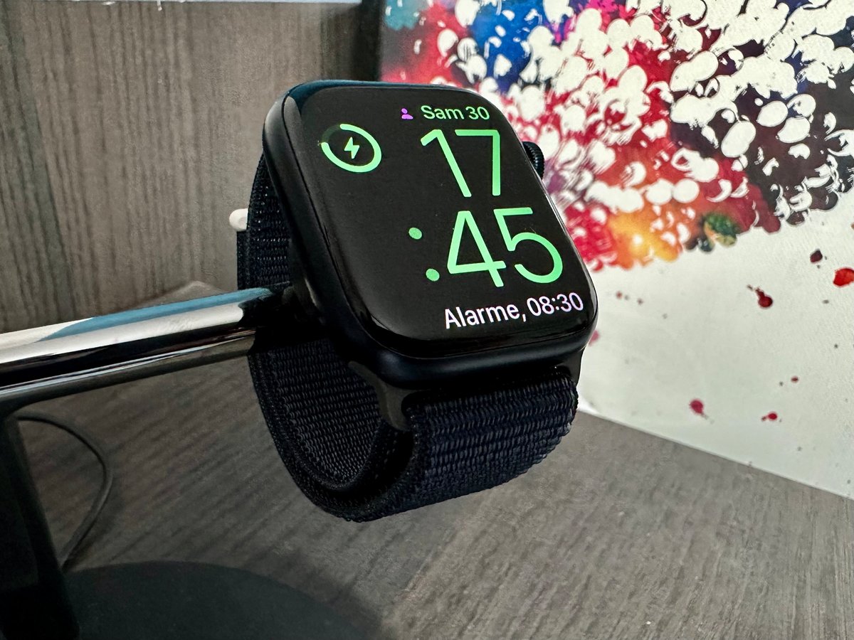 Une Apple Watch Series 9 indiquant l'heure © Mathieu Grumiaux pour Clubic