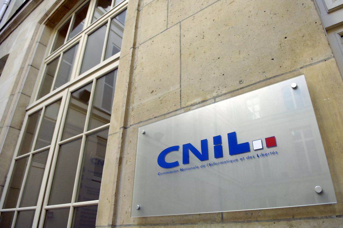 Le logo de la CNIL affiché sur un bâtiment © Stephane de Sakutin / AFP