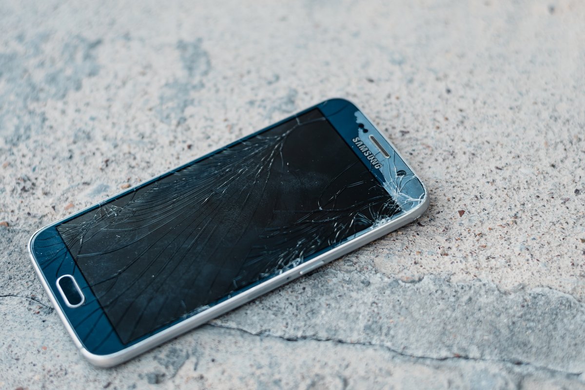 Smartphone Samsung avec son écran cassé © Ashkan Forouzani / Unsplash