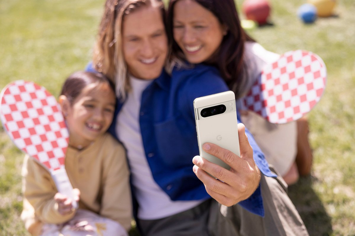 Non, cette famille n'est pas en train de prendre un selfie, elle découvre les nouvelles fonctionnalités de l'appli photo Pixel 8 Pro © Google 