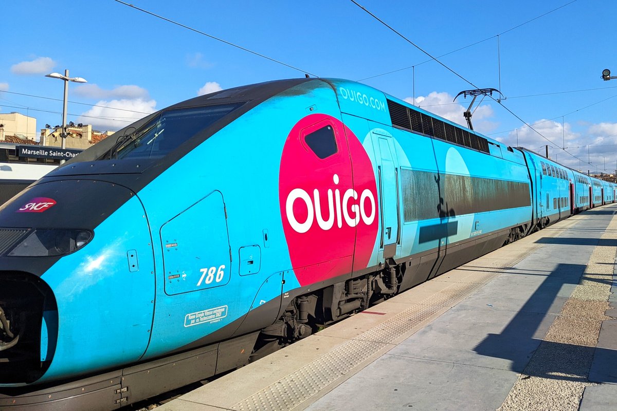 Le OUIGO, ici à Marseille, n'attend qu'une chose : que vous embarquiez à bord, en route vers les vacances de Noël © Alexandre Boero pour Clubic