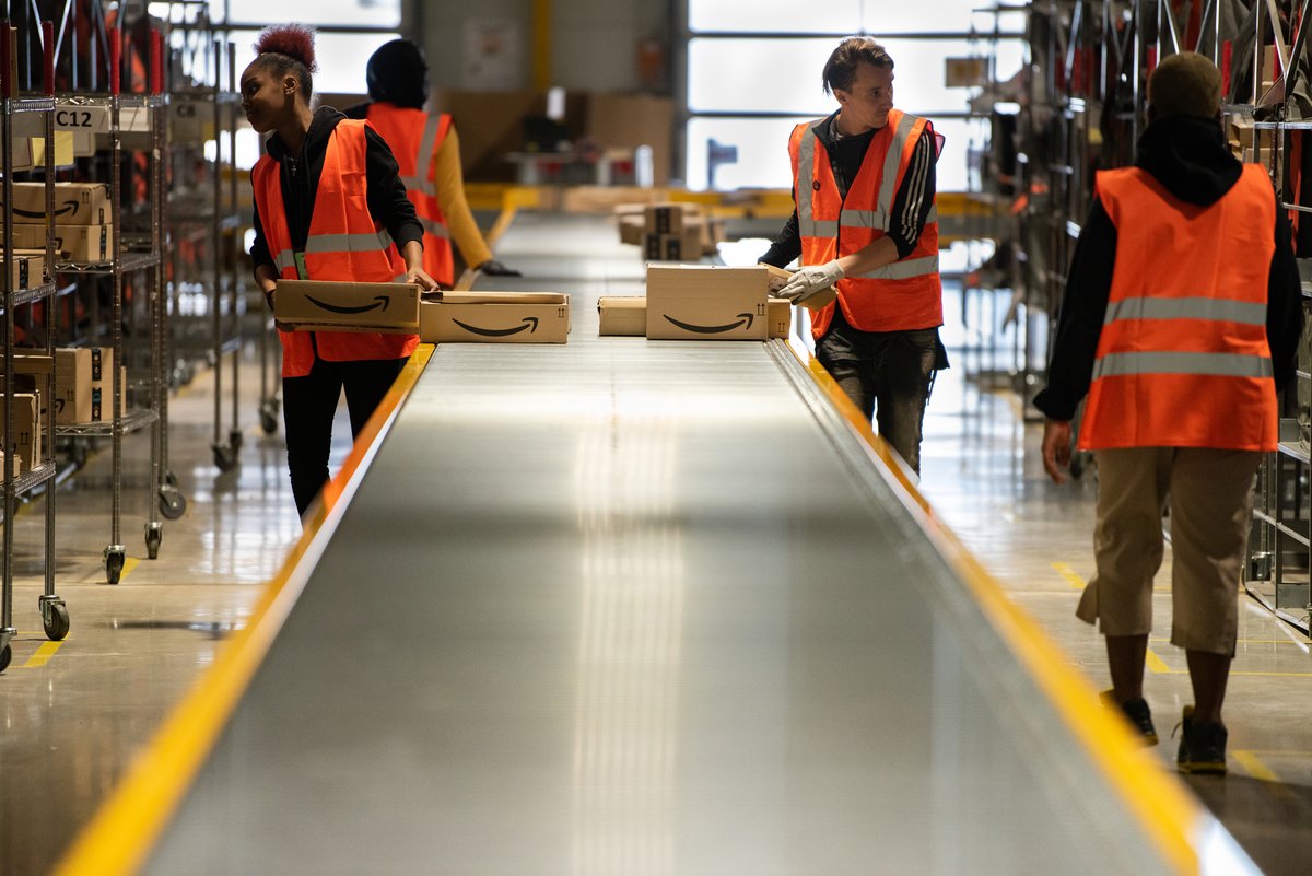 Des salariés Amazon, en entrepôt © Frederic Legrand - COMEO / Shutterstock