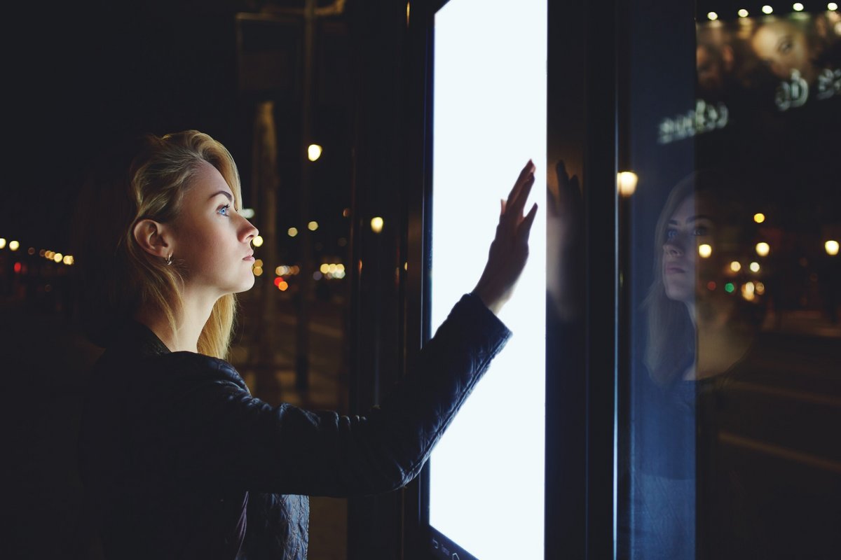 Grâce à la technologie, les femmes seront davantage rassurées, si elles attendent seules leur bus © GaudiLab / Shutterstock