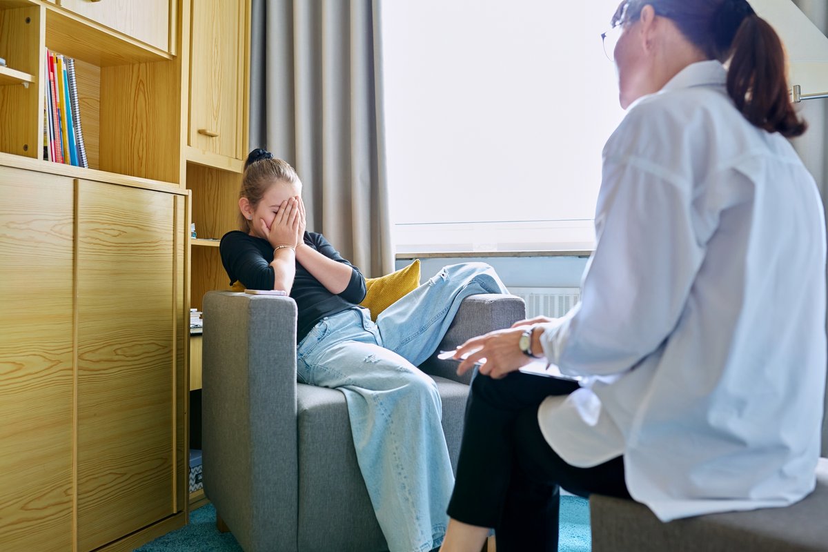 Une psychologue, ici en pleine séance avec une jeune fille © VH-studio / Shutterstock