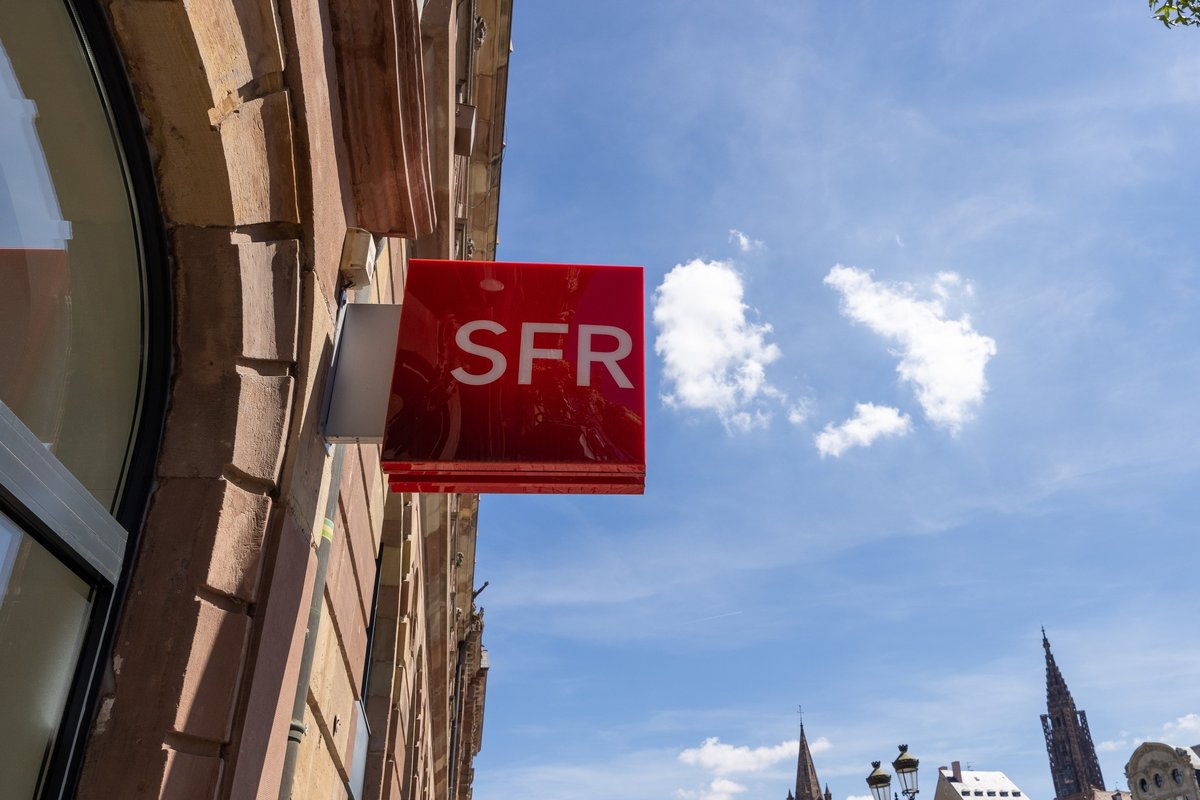 Devant une boutique SFR © Pixavril / Shutterstock.com
