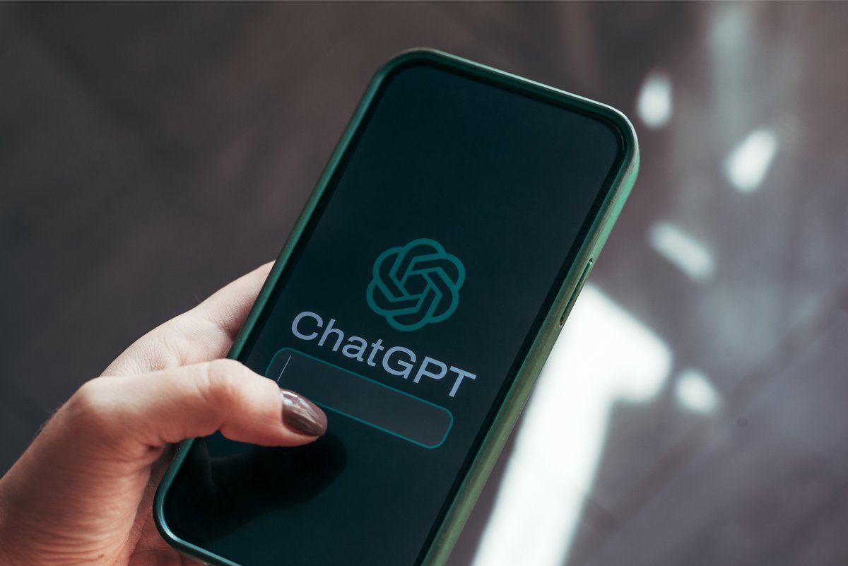 Sur smartphone, ChatGPT est une affaire qui roule © Jacqueline Aguilera / Shutterstock.com
