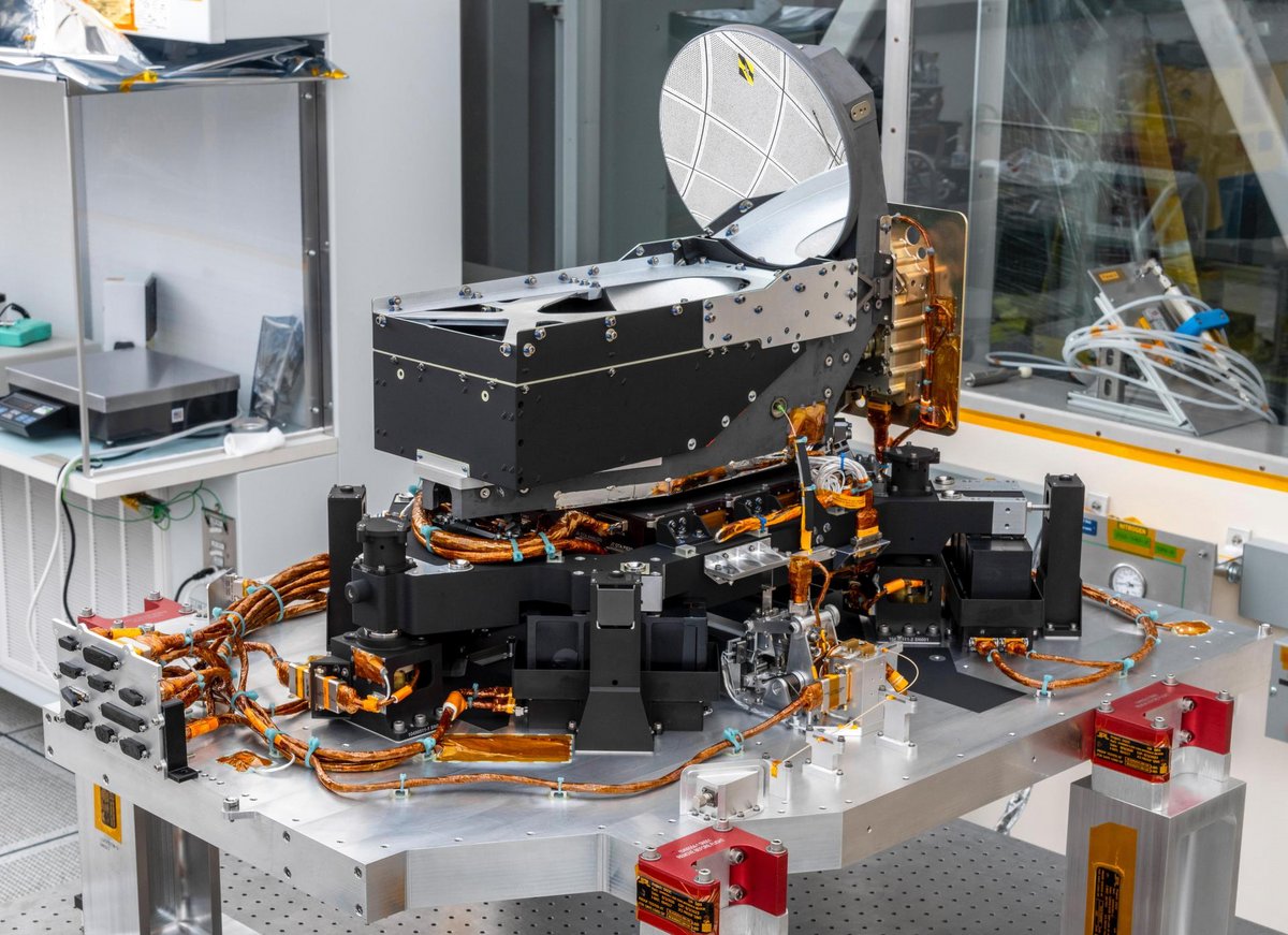 Le matériel de communication laser de la sonde Psyche, en test dans les laboratoires du JPL © NASA / JPL-Caltech