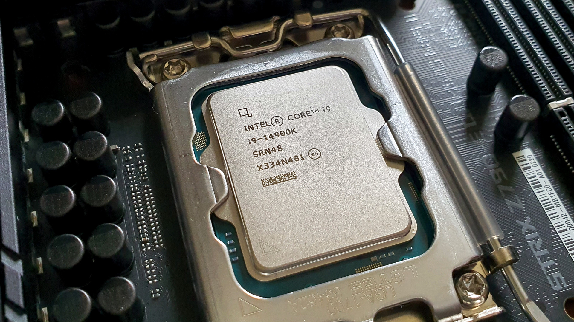 Stabilité des Core i9-13900K/14900K : Intel prend la parole et rejette la faute sur les fabricants de cartes mères