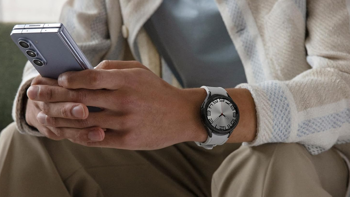 Un homme porte au poignet un montre Samsung Galaxy Watch 6 © Samsung