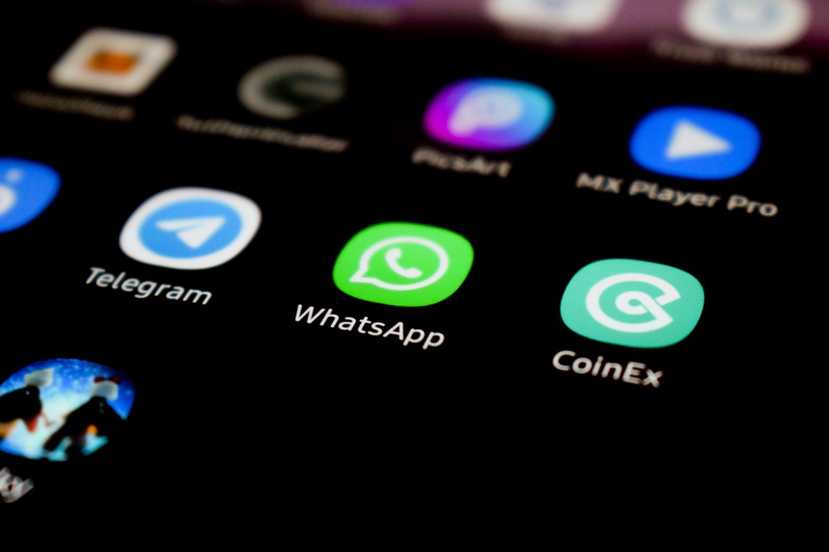 WhatsApp est-il en train de devenir le service de messagerie sécurisé par excellence ? © Amin Moshrefi / Unsplash