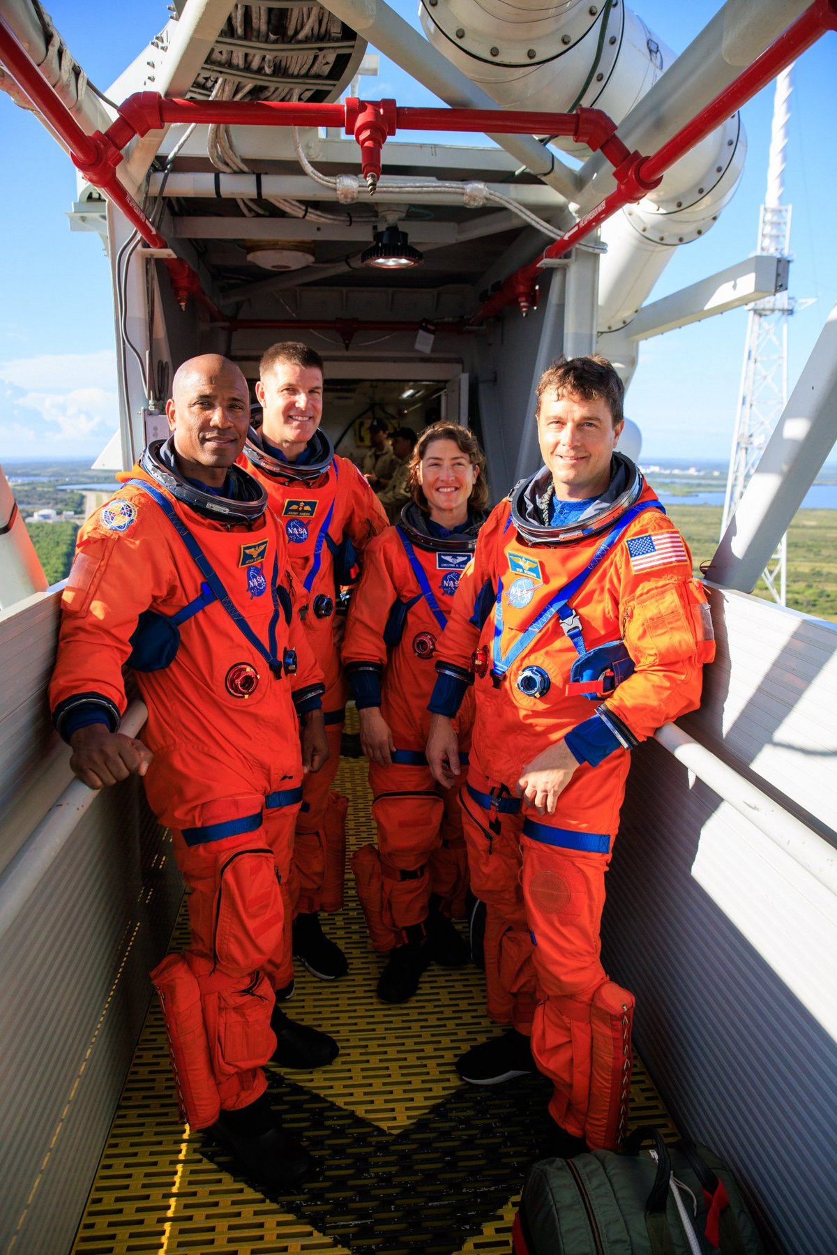 Les 4 astronautes lors d'une répétition sur le bras d'accès à la fusée © NASA