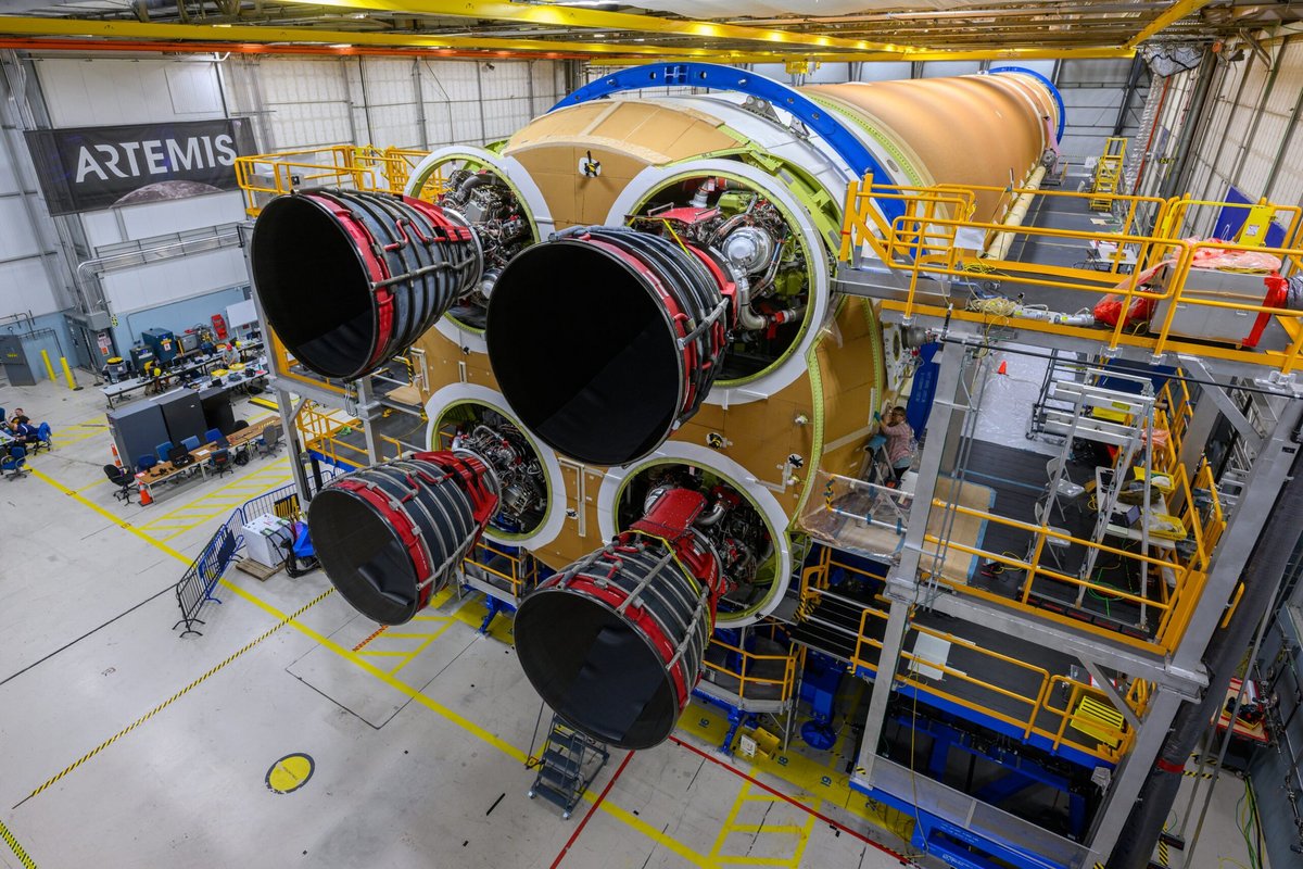 L&#039;étage central de la fusée SLS pour Artemis II avec ses quatre moteurs, assemblés en septembre © NASA