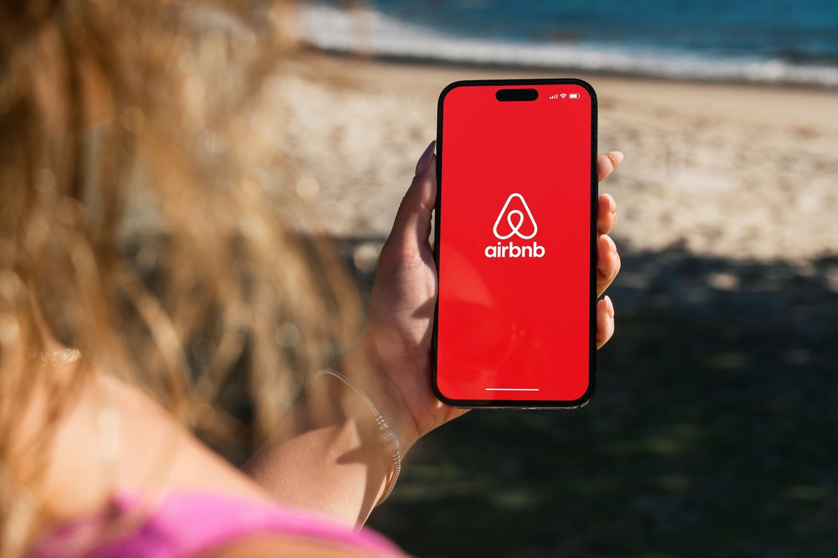 Le logo Airbnb sur smartphone © Diego Thomazini / Shutterstock.com