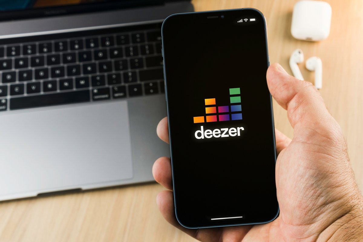 Deezer s'affiche sur un smartphone © Diego Thomazini / Shutterstock.com