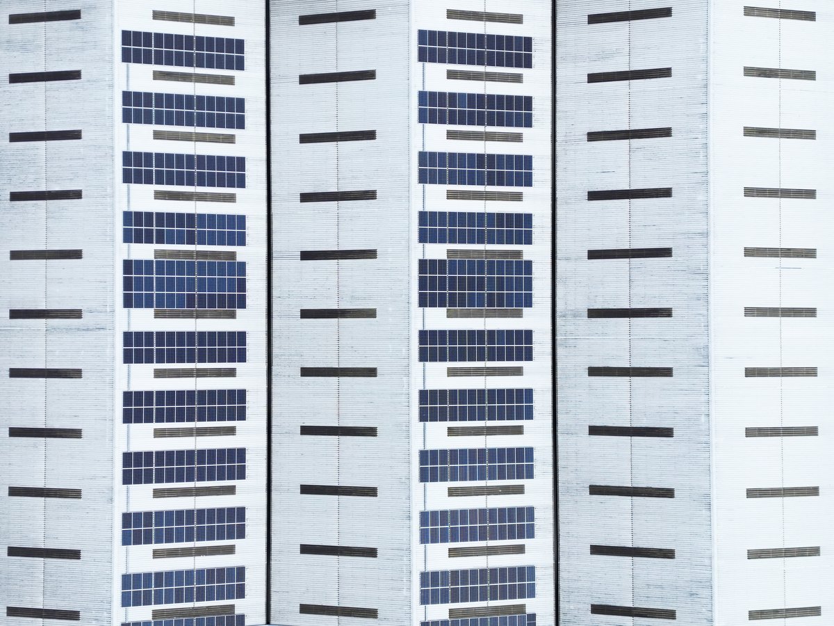 Des panneaux photovoltaïques, sur le toit d'un entrepôt © Nick Beer / Shutterstock