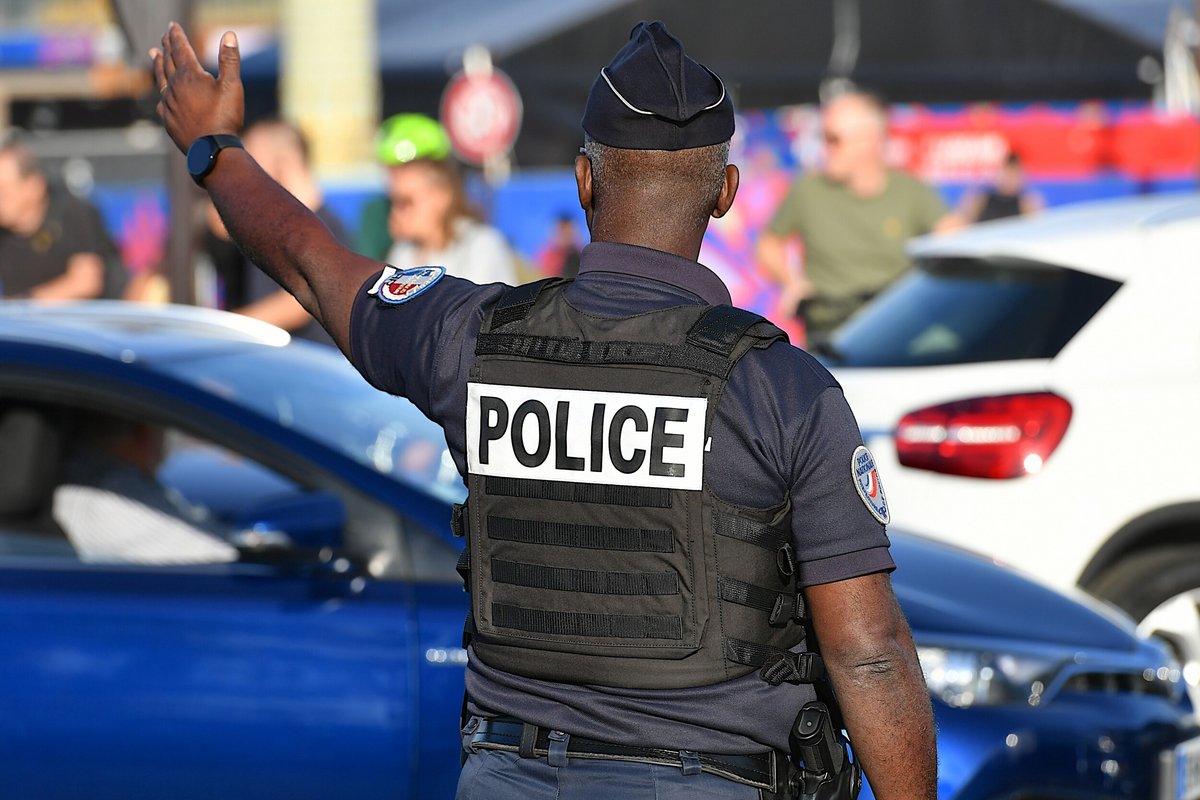 Un policier en pleine action © Oliverouge 3 / Shutterstock.com