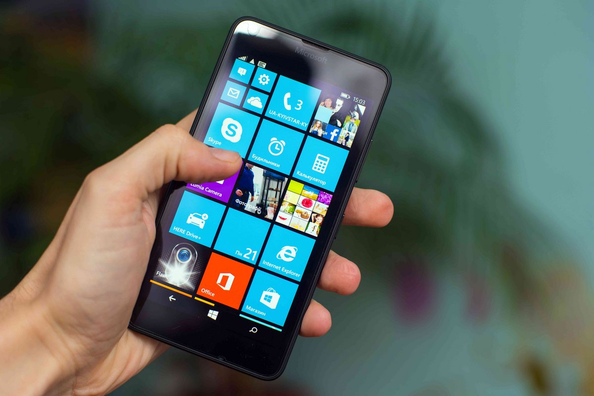 L'abandon des Windows Phone a laissé une trace indélébile dans le coeur de Satya Nadella © Roman Pyshchyk / Shutterstock