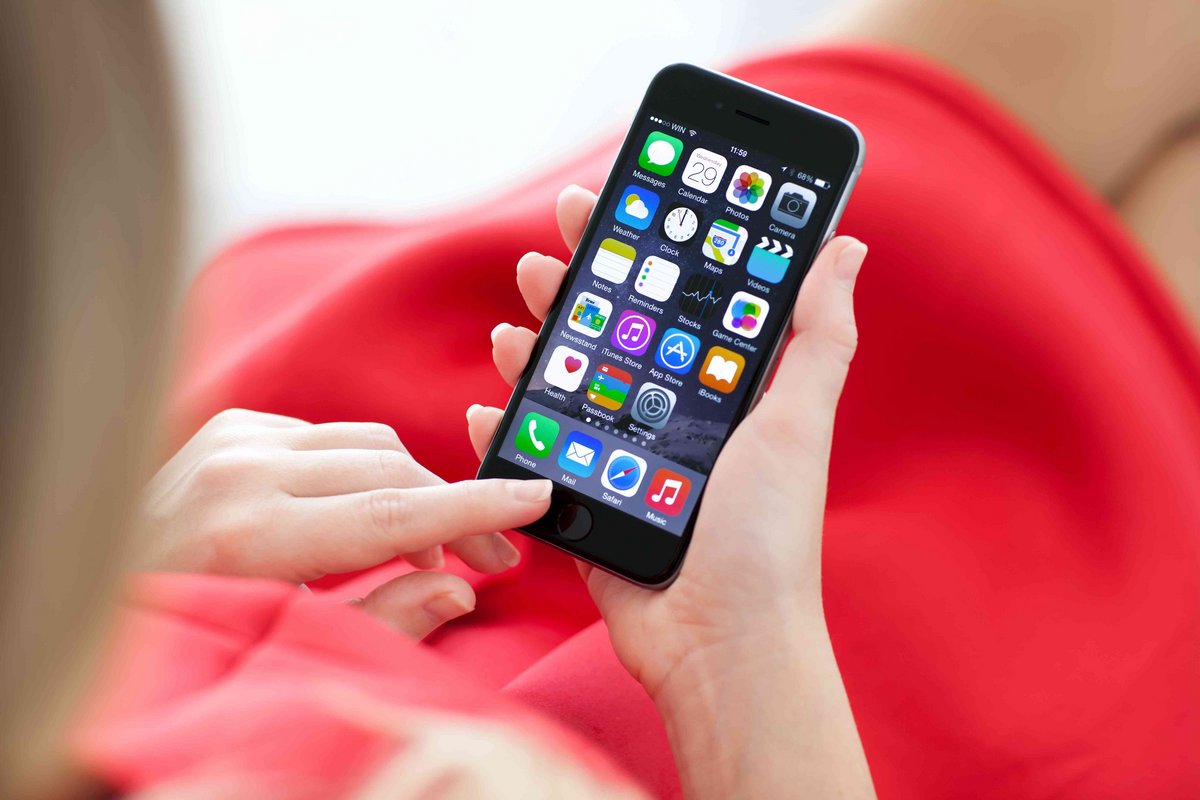 Bien que sorti en 2015, l'iPhone 6S continue de recevoir des mises à jour © DenPhotos / Shutterstock