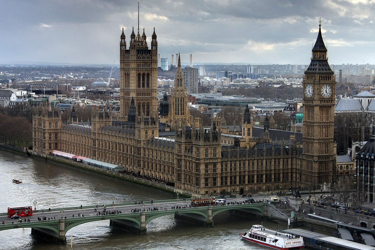  Une loi votée au Parlement, qui siège au Palais de Westminster © David astor / WIkipedia