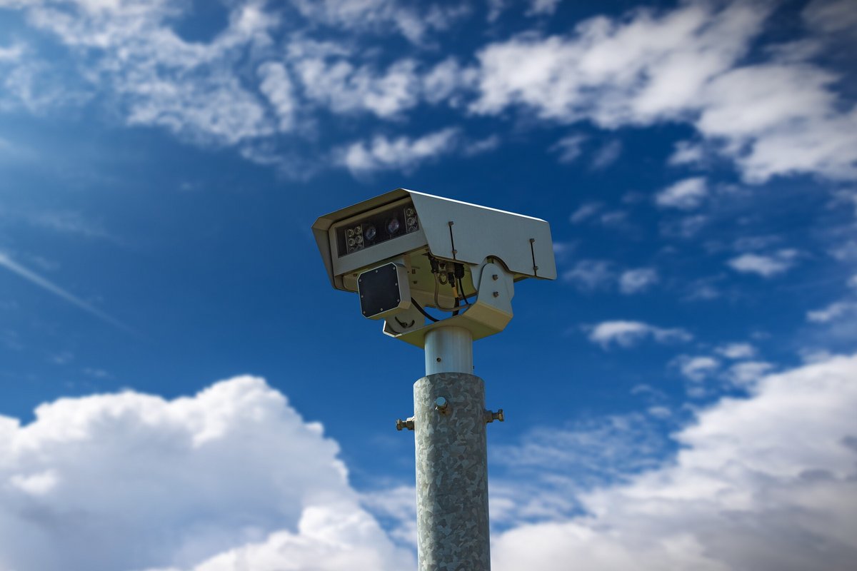 Un radar moderne de surveillance de la vitesse © Alberto Masnovo / Shutterstock