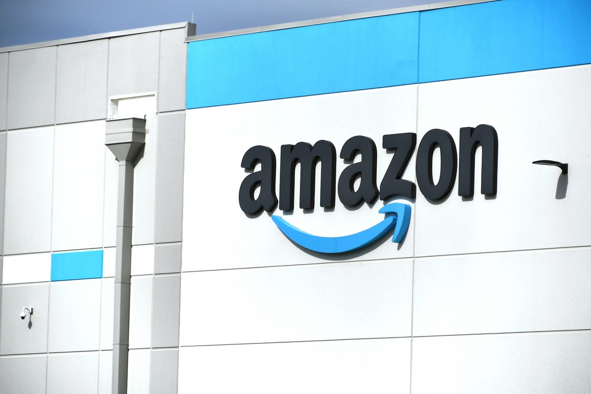 Panneau Amazon, sur un entrepôt de l'entreprise © MargJohnsonVA / Shutterstock.com