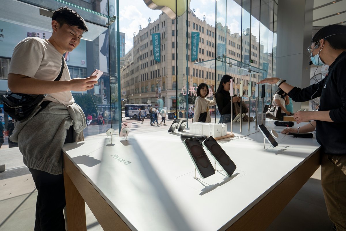 Le stand de l'iPhone 15, ici dans une boutique de Shanghai, en Chine © Tada Images / Shutterstock.com