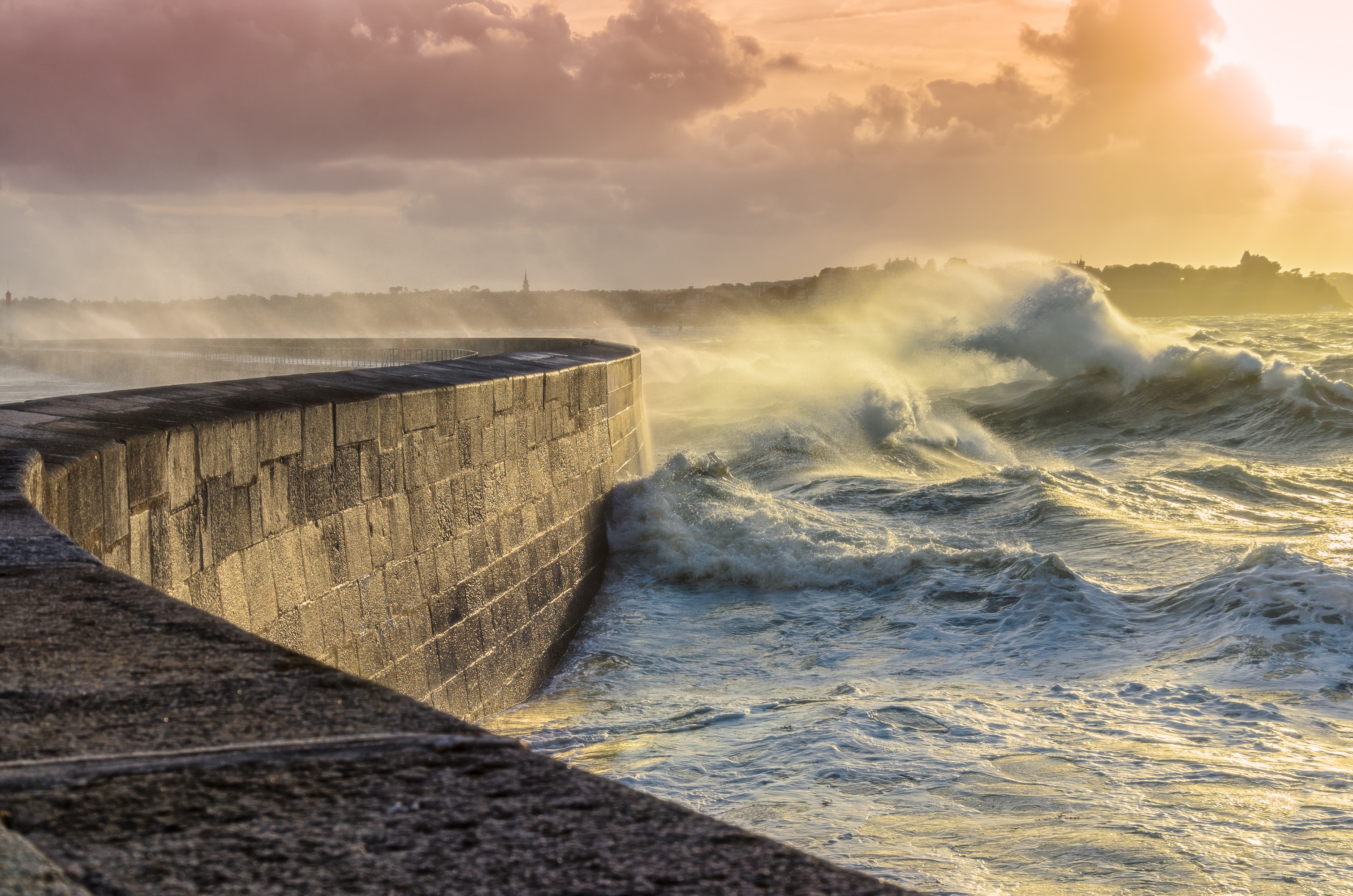 Tempête Ciaran : le système FR-Alert est désormais activé en cas de vigilance rouge météo