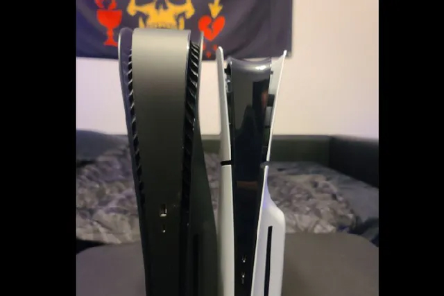 La PS5 Slim et la PS5 de 2020 côte à côté (de face) © phantompainss via X