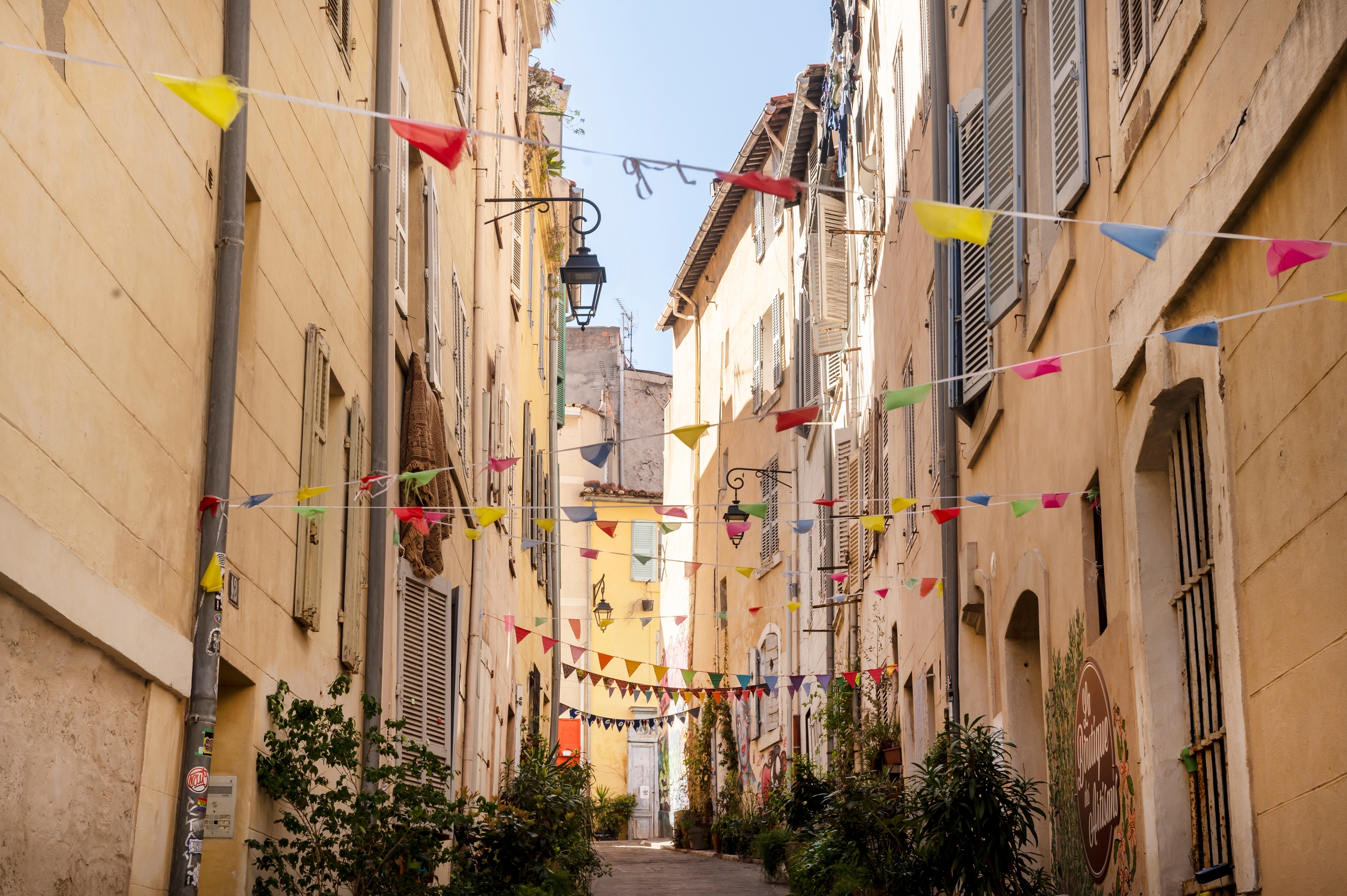 Un commando de Marseillais exaspérés par les trop nombreux Airbnb tagguent les immeubles et volent même les clés !