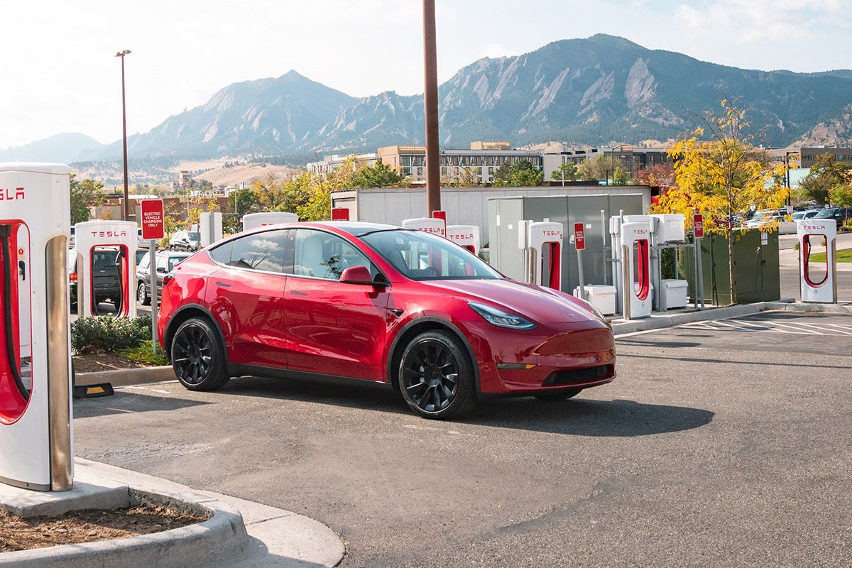 Une Tesla Model Y dans une station Superchargeur. @ Tesla