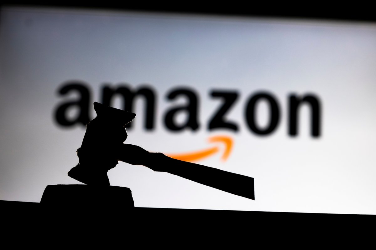 Un marteau de justice posé devant le logo Amazon  © HakanGider / Shutterstock