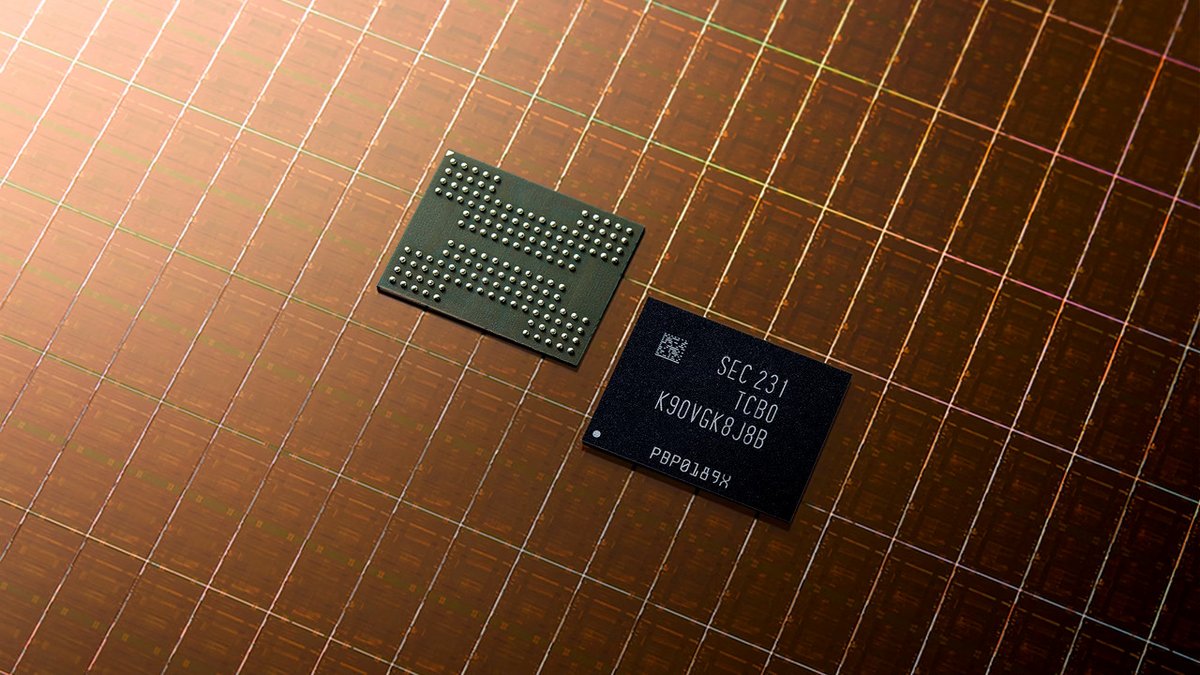 Deux petites puces de NAND devant un wafer © Samsung
