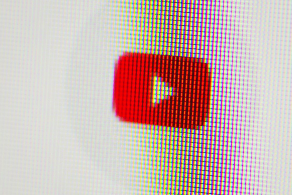 Le logo YouTube, sur écran © Vitalii Stock / Shutterstock.com