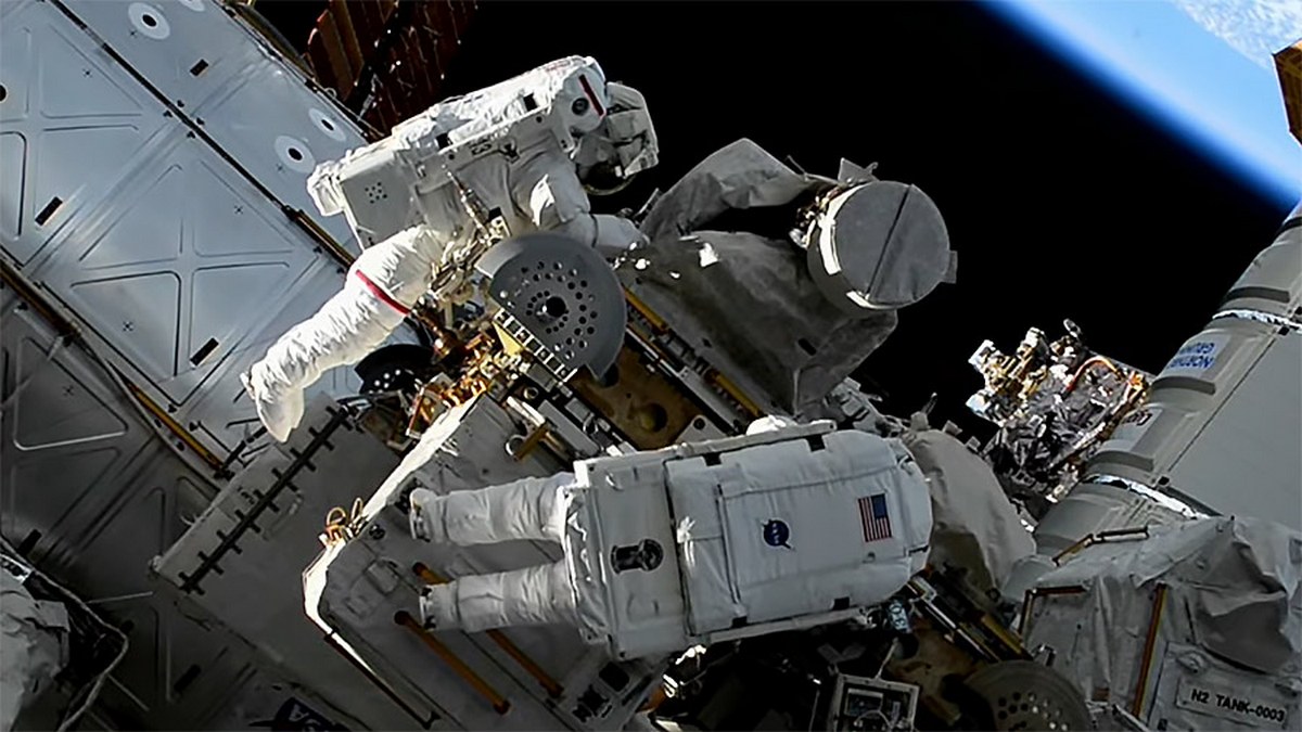 Les astronautes de la NASA Jasmin Moghbeli (en haut) et Loral O'Hara (en bas) durant leur sortie dans l'espace le 1er novembre 2023 © NASA TV