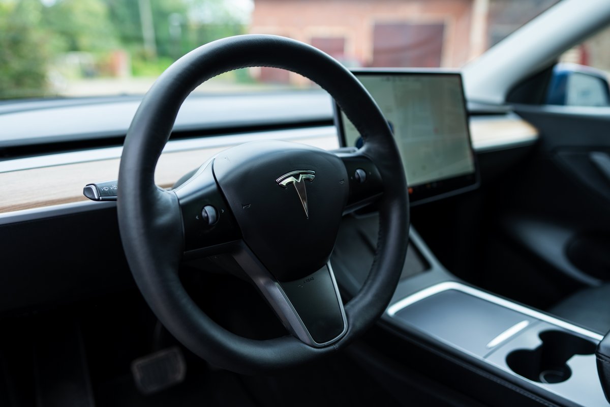 Le volant, ici à l'intérieur d'un véhicule Tesla © port-o / Shutterstock.com