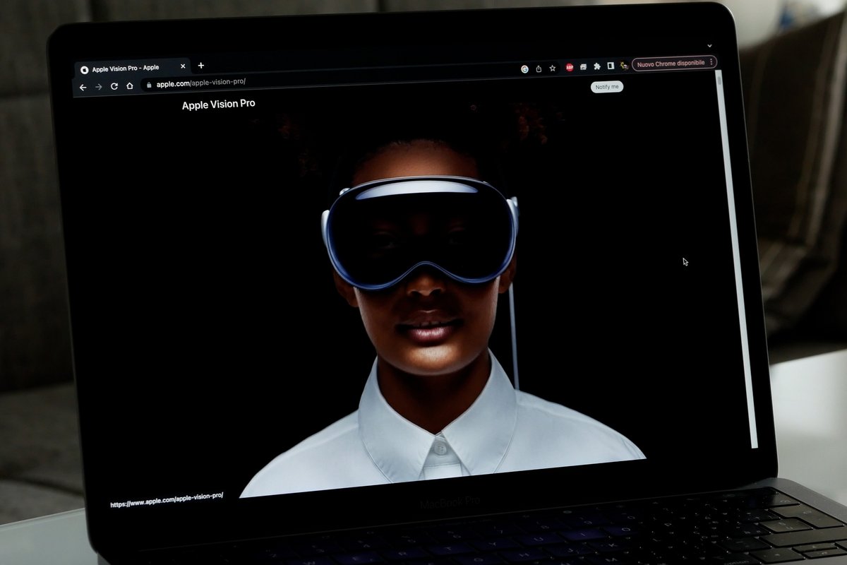L'image d'une femme portant l'Apple Vision Pro affichée sur un écran d'ordinateur © Domenico Fornas / Shutterstock.com