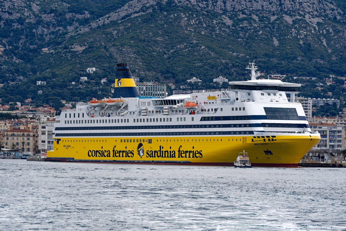 Un bateau de la compagnie Corsica Ferries, ici amarré au port de Toulon © Michael Derrer Fuchs / Shutterstock