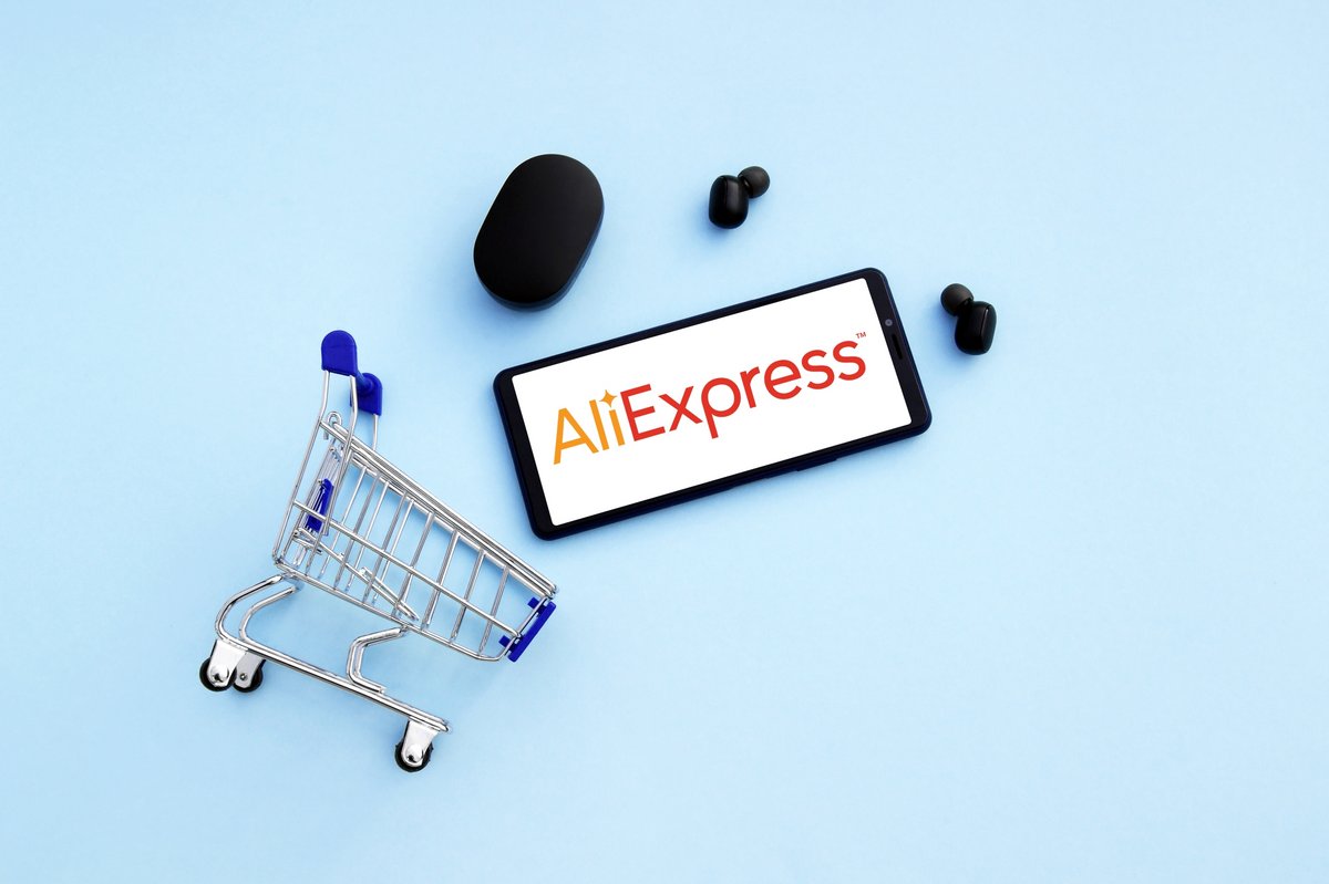 Un panier avec un smartphone ouvert sur le logo AliExpress © iama_sing / Shutterstock.com