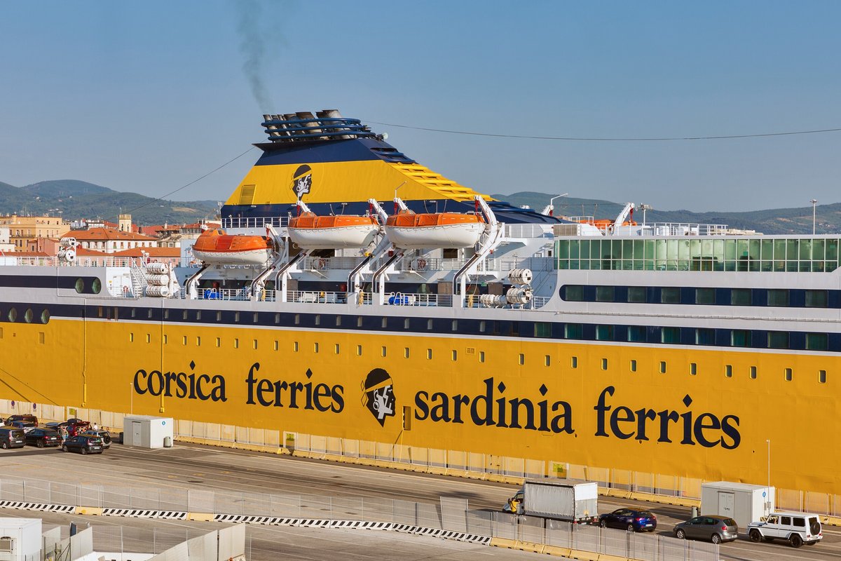 Un navire de Corsica Ferries, ici en Italie © Sergiy Palamarchuk / Shutterstock.com