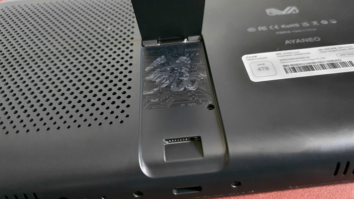 Sous le pied, le lecteur microSD et un port SIM caché par un autocollant © Nerces pour Clubic