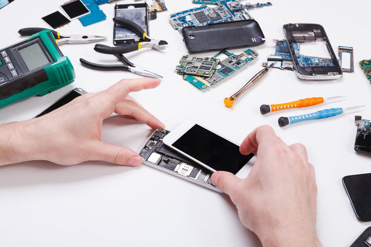 Un iPhone en cours de réparation © Prostock-studio / Shutterstock 