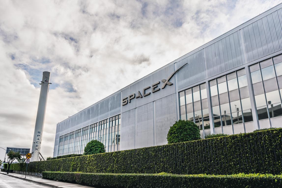 Un bâtiment de SpaceX © Shutterstock