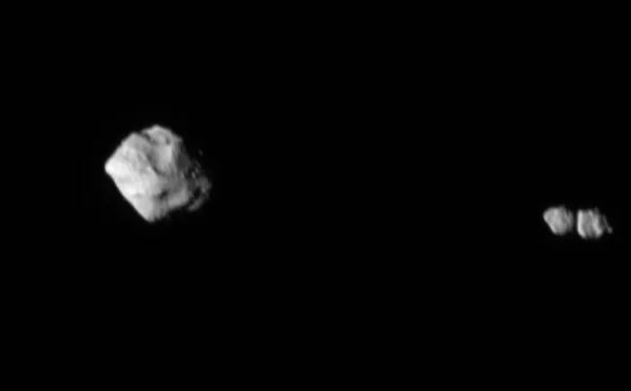 Changement d'angle de vue et de perspective : tout à coup, la petite lune devient... double ! © NASA/Goddard/SwRI/JHUAPL