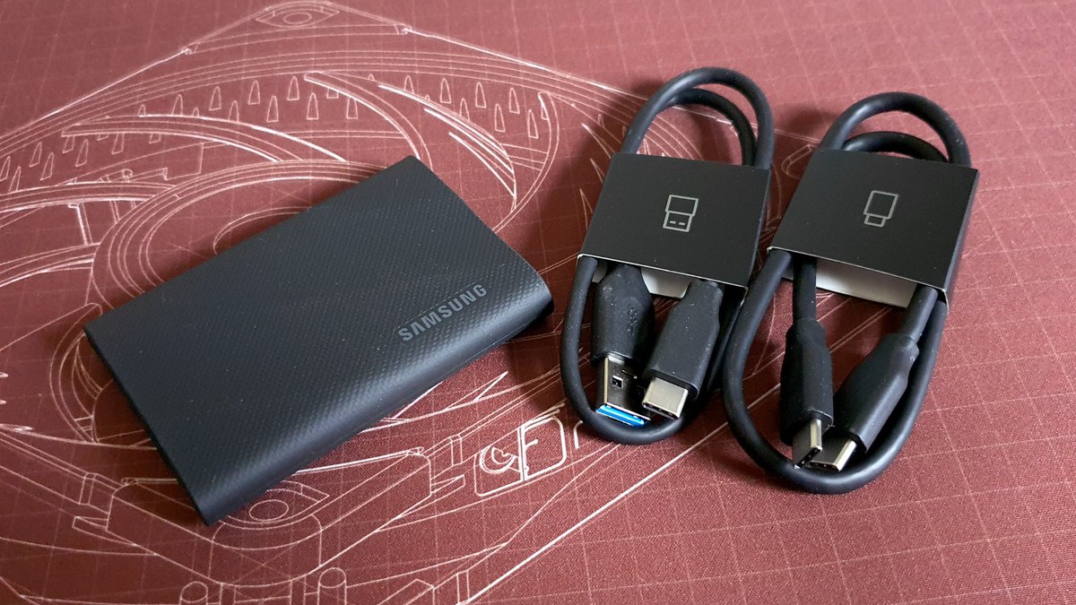 Samsung livre deux petits câbles USB-C et USB-A © Nerces pour Clubic