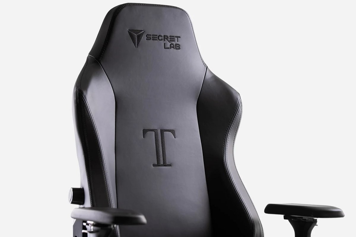 Sobre et élégante, la chaise TITAN NAPA est durant le Cyber Monday à -200€.