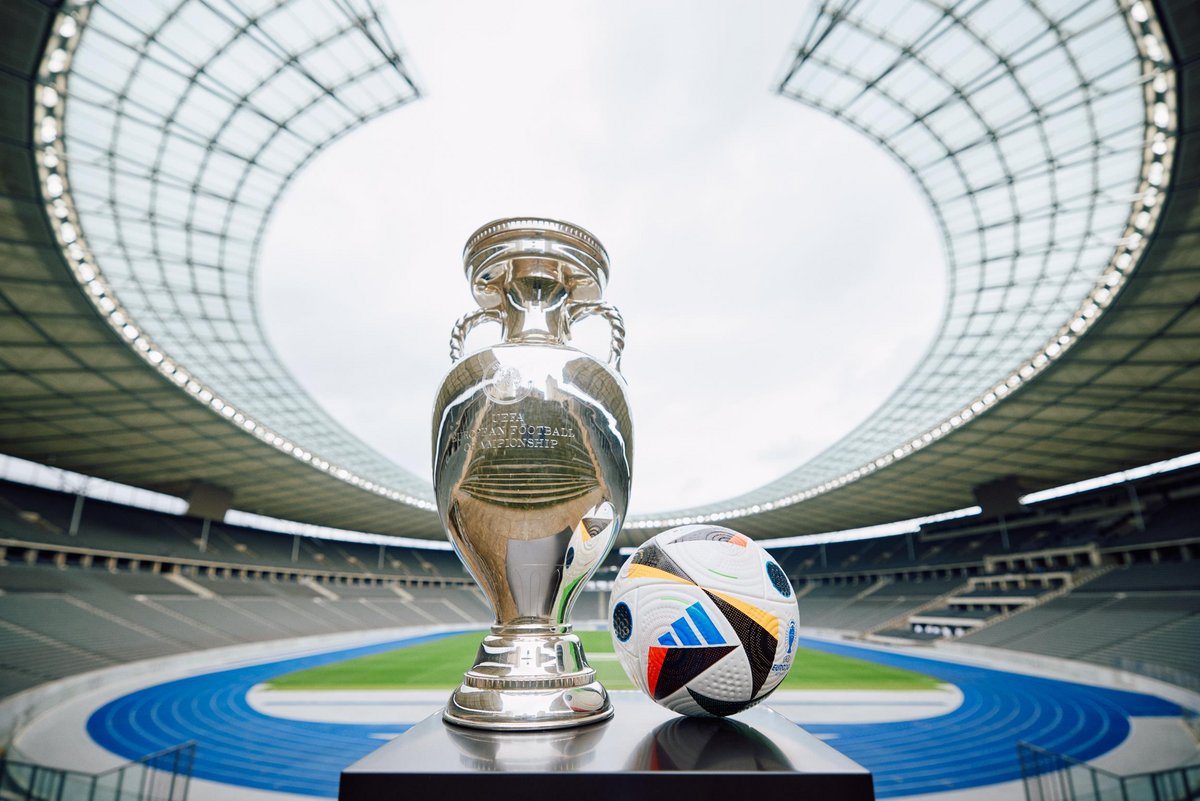 Le ballon de la compétition, à côté du trophée © Adidas / UEFA