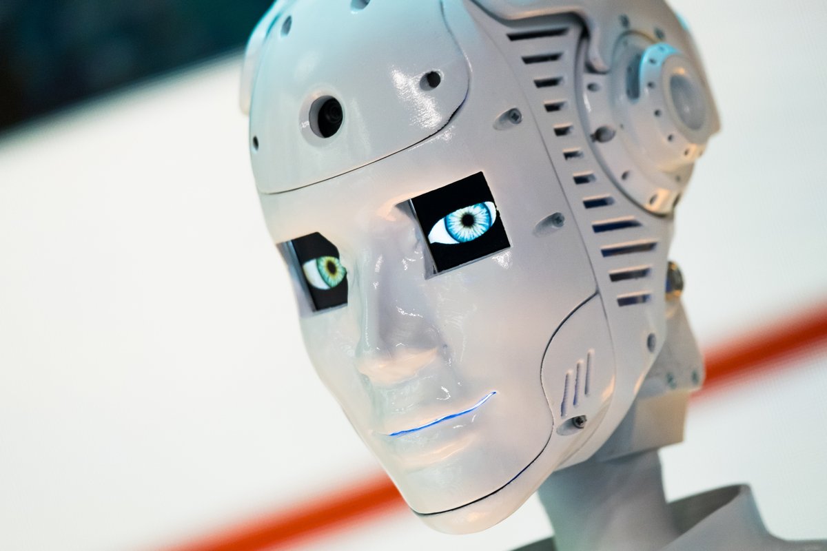 Le visage d'un roboto animé par l'intelligence artificielle © Anton Gvozdikov / Shutterstock