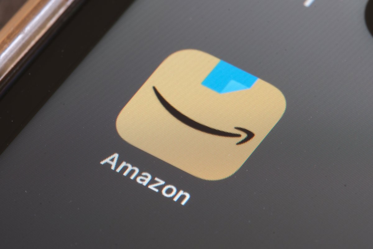 Le logo Amazon sur smartphone © Matthew Nichols1 / Shutterstock.com